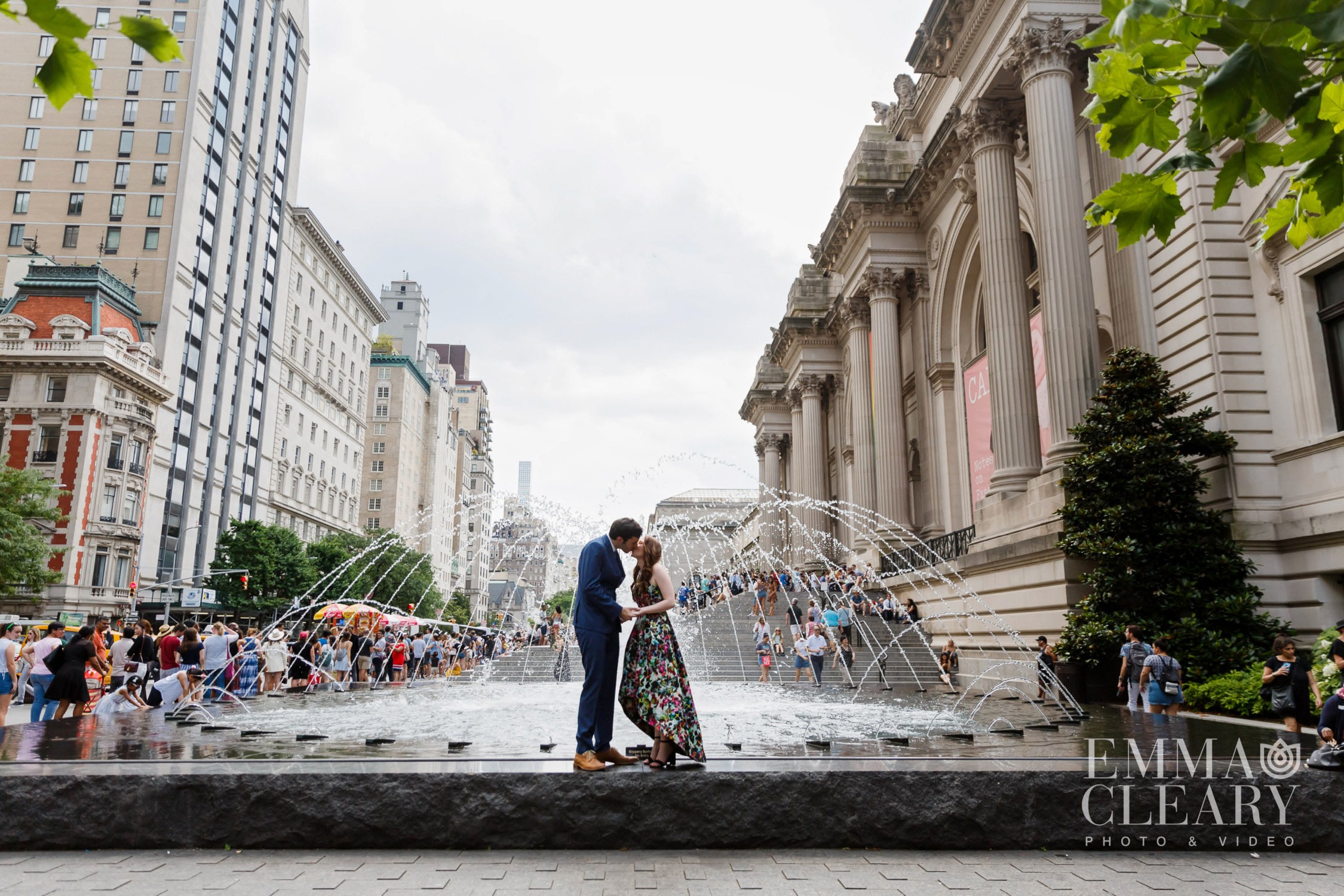 engagement photo at the met museum
