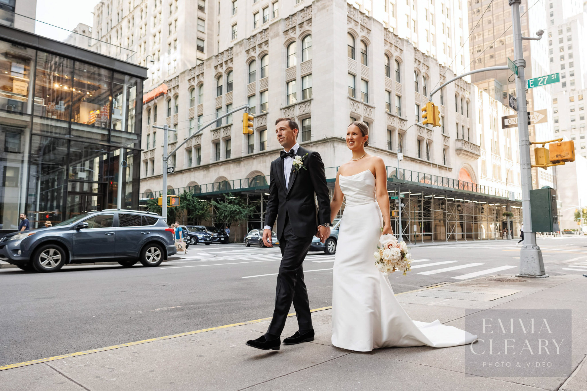 New York street wedding photo og the couple