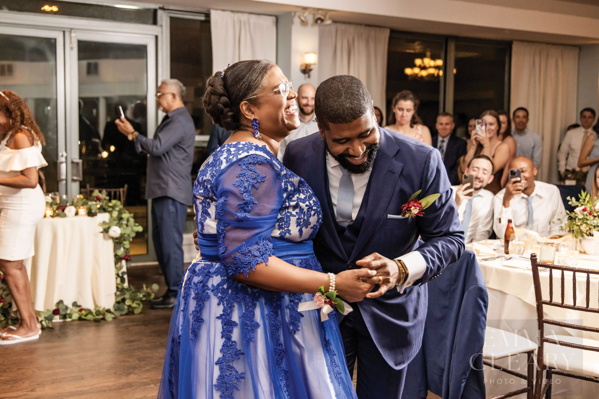 The dance of the groom and mom