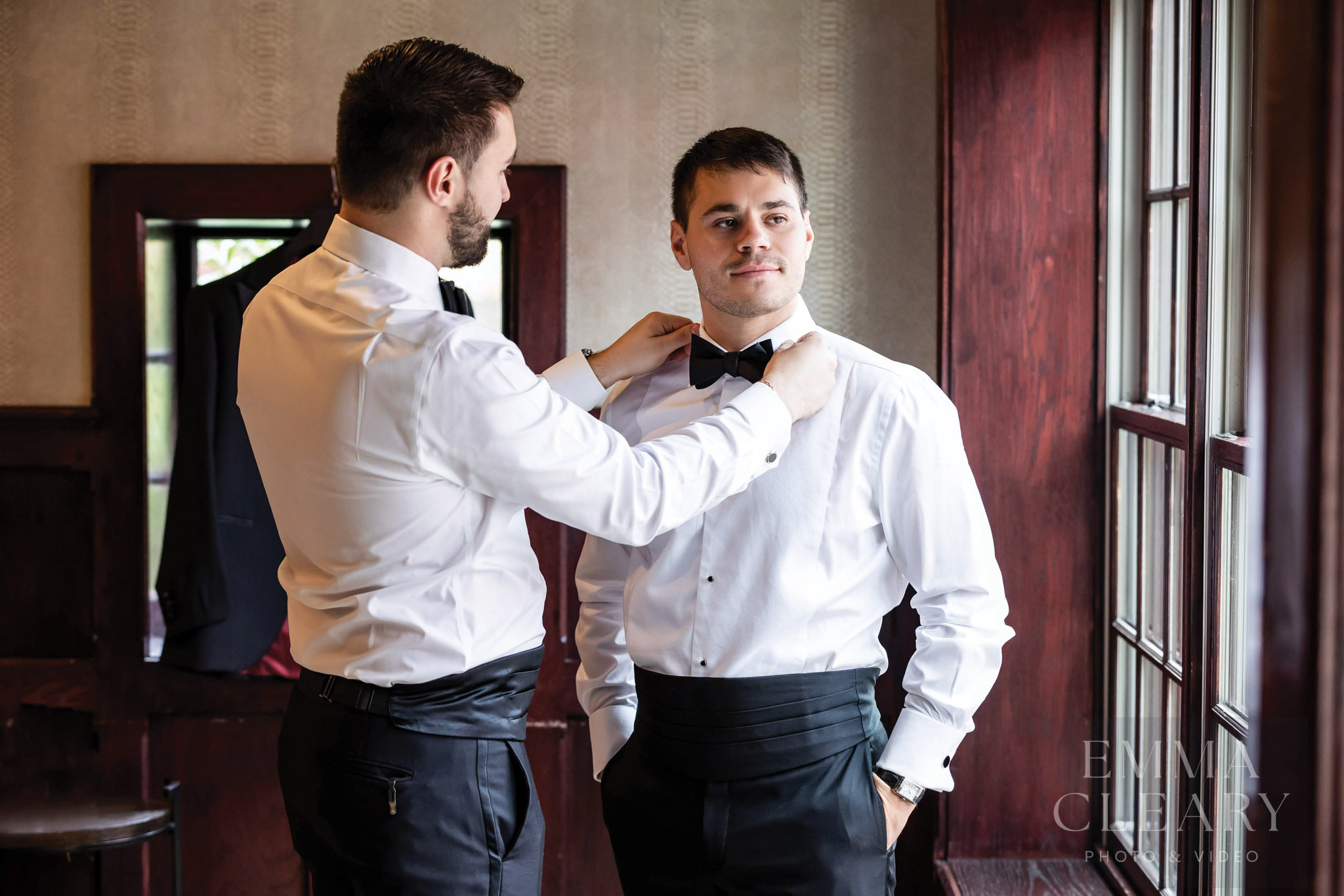 Best man helps the groom
