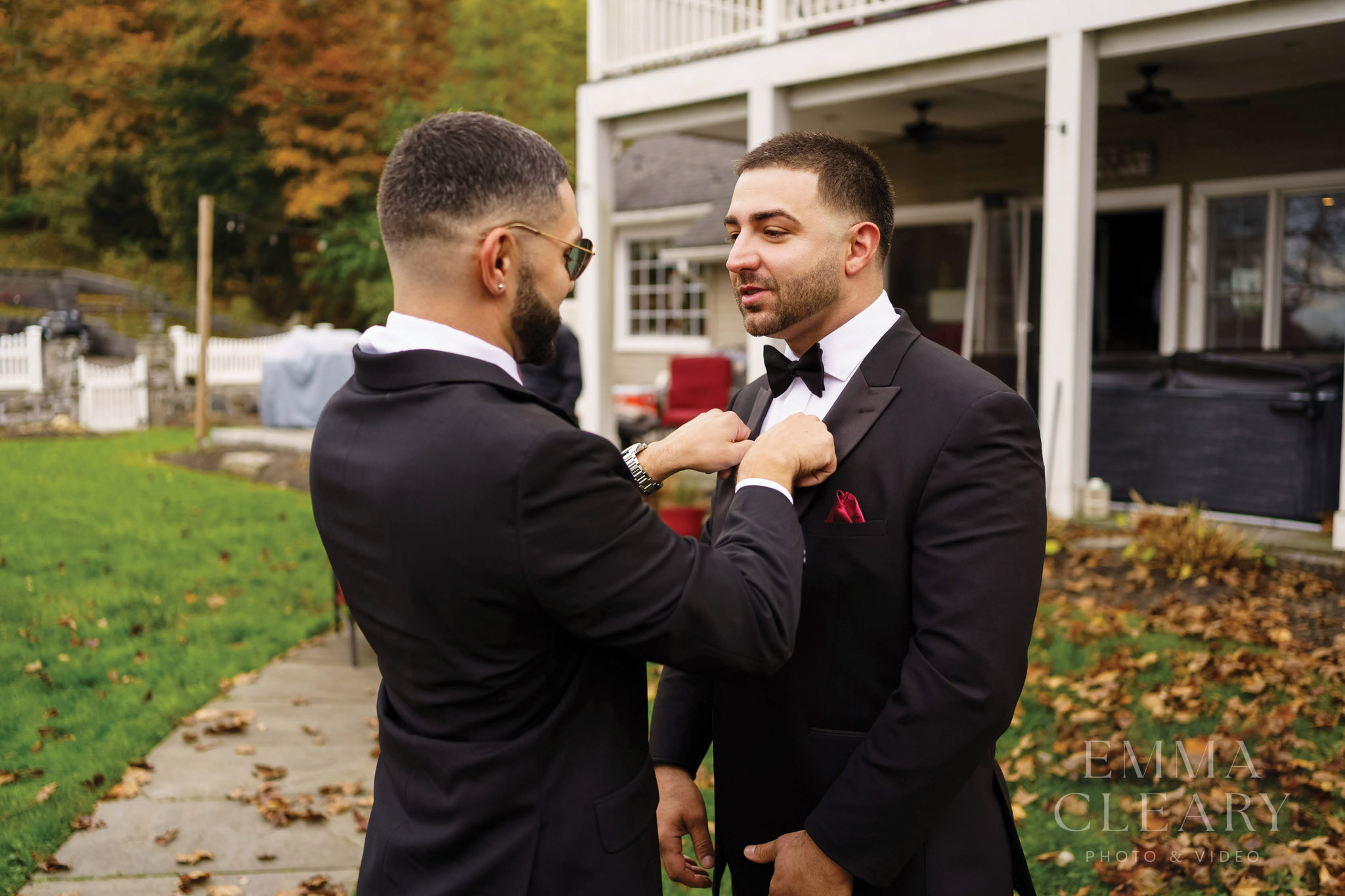 Best man helps the groom
