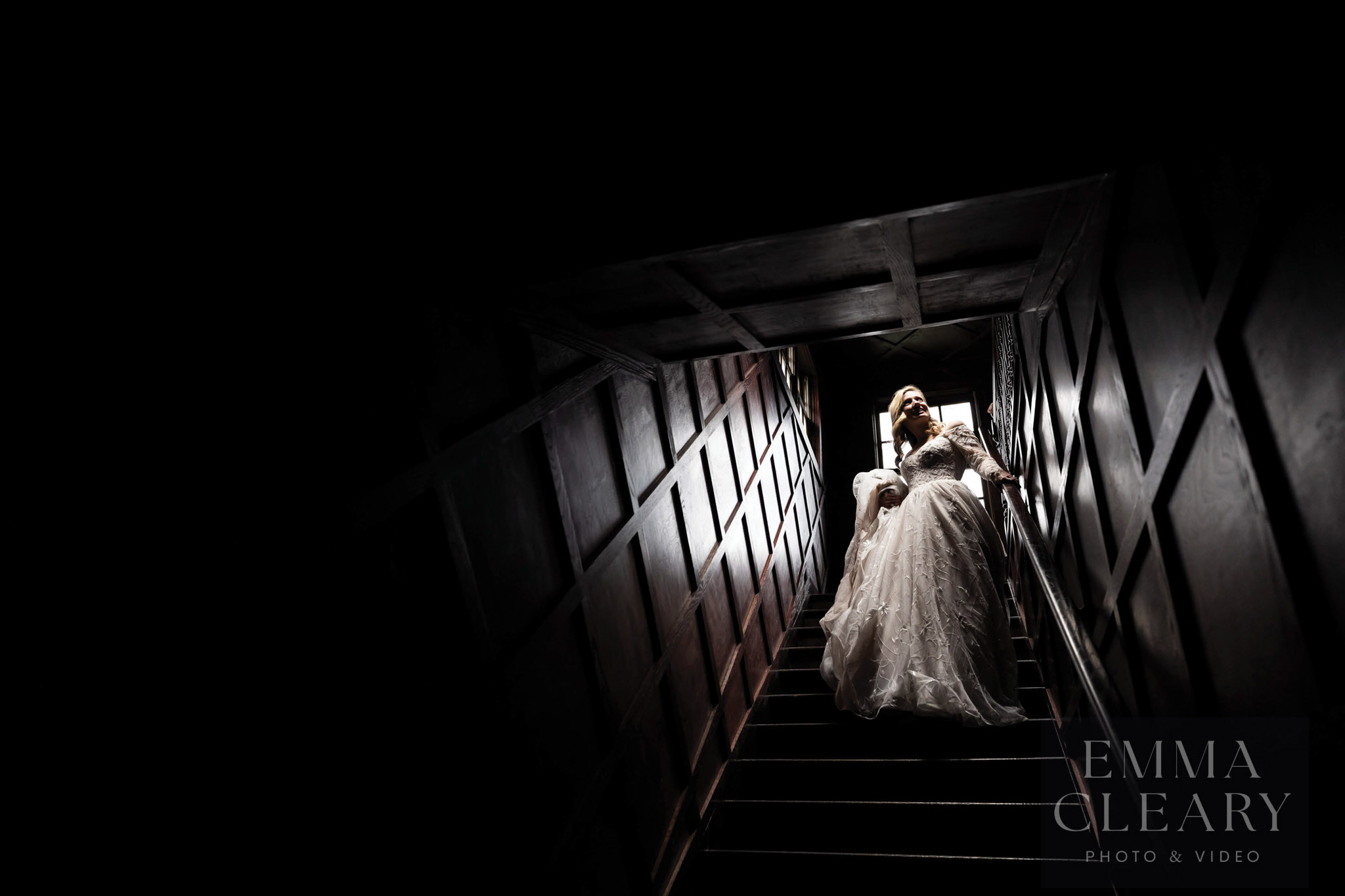 The bride comes down the stairs