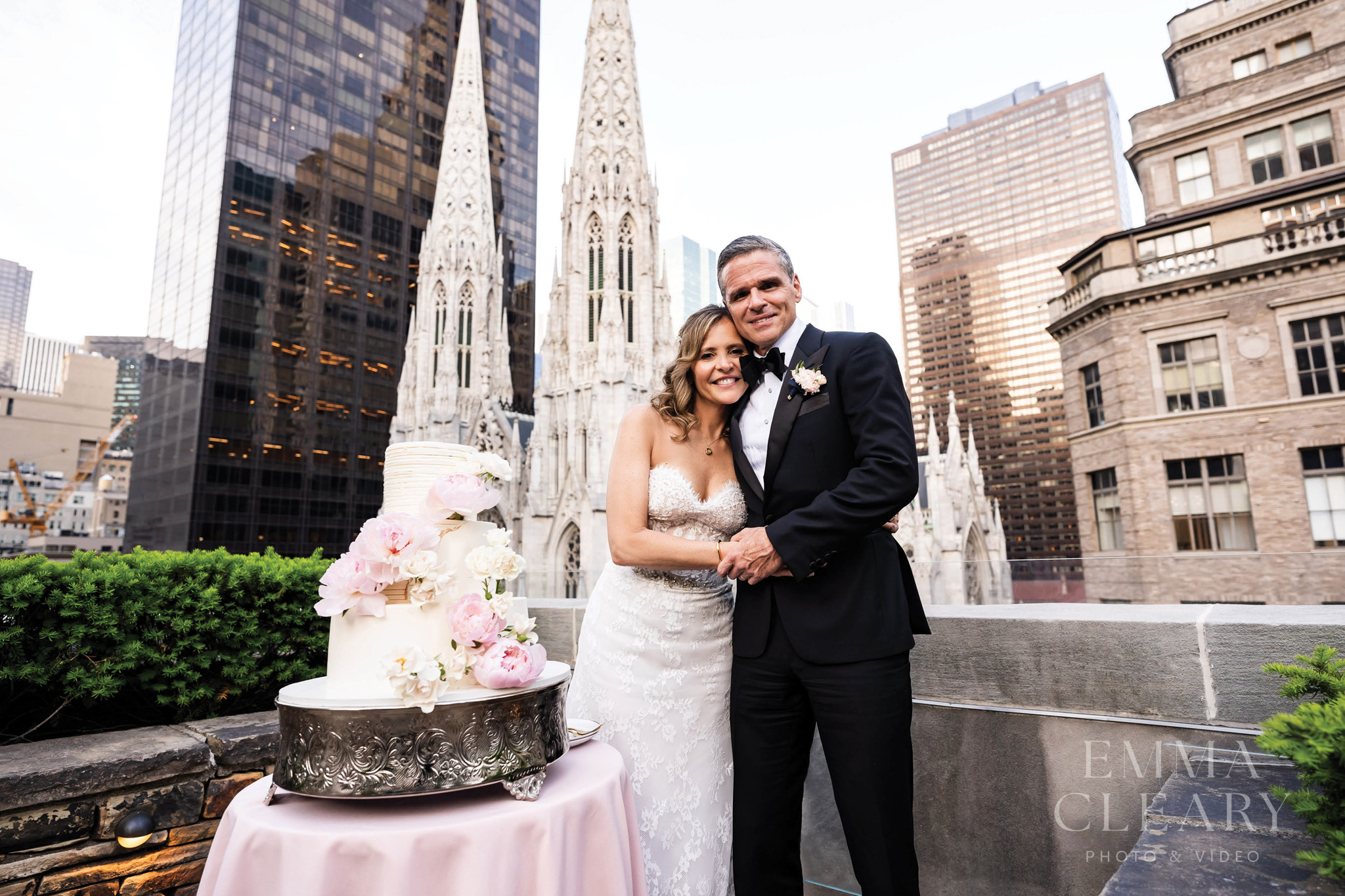 Portrait of a couple at the wedding cake
