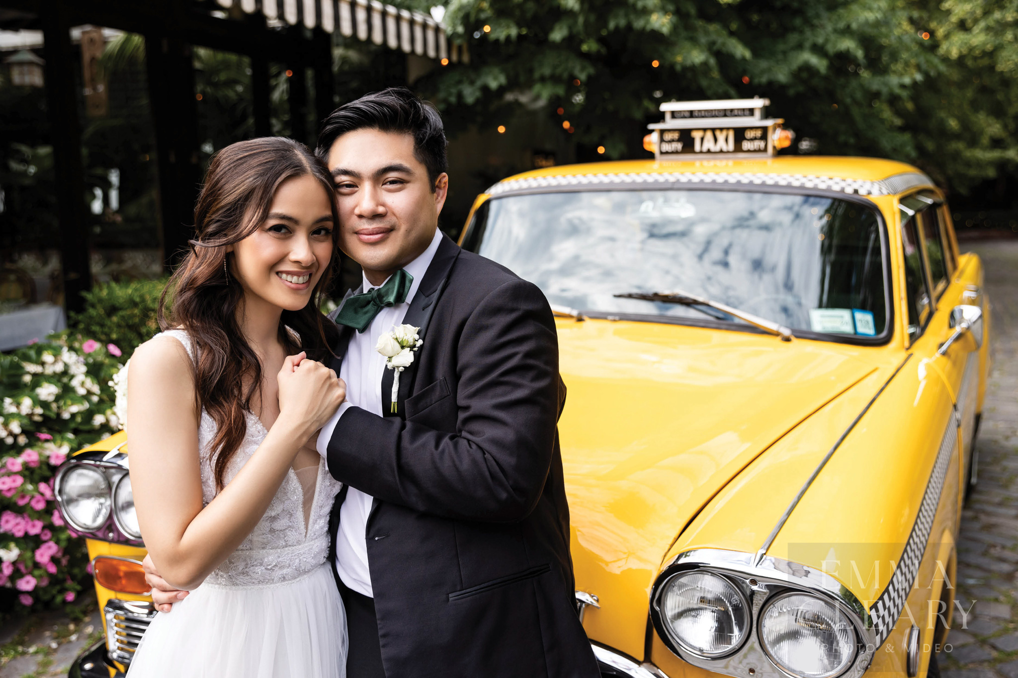 A wedding couple on the background of a retro taxi