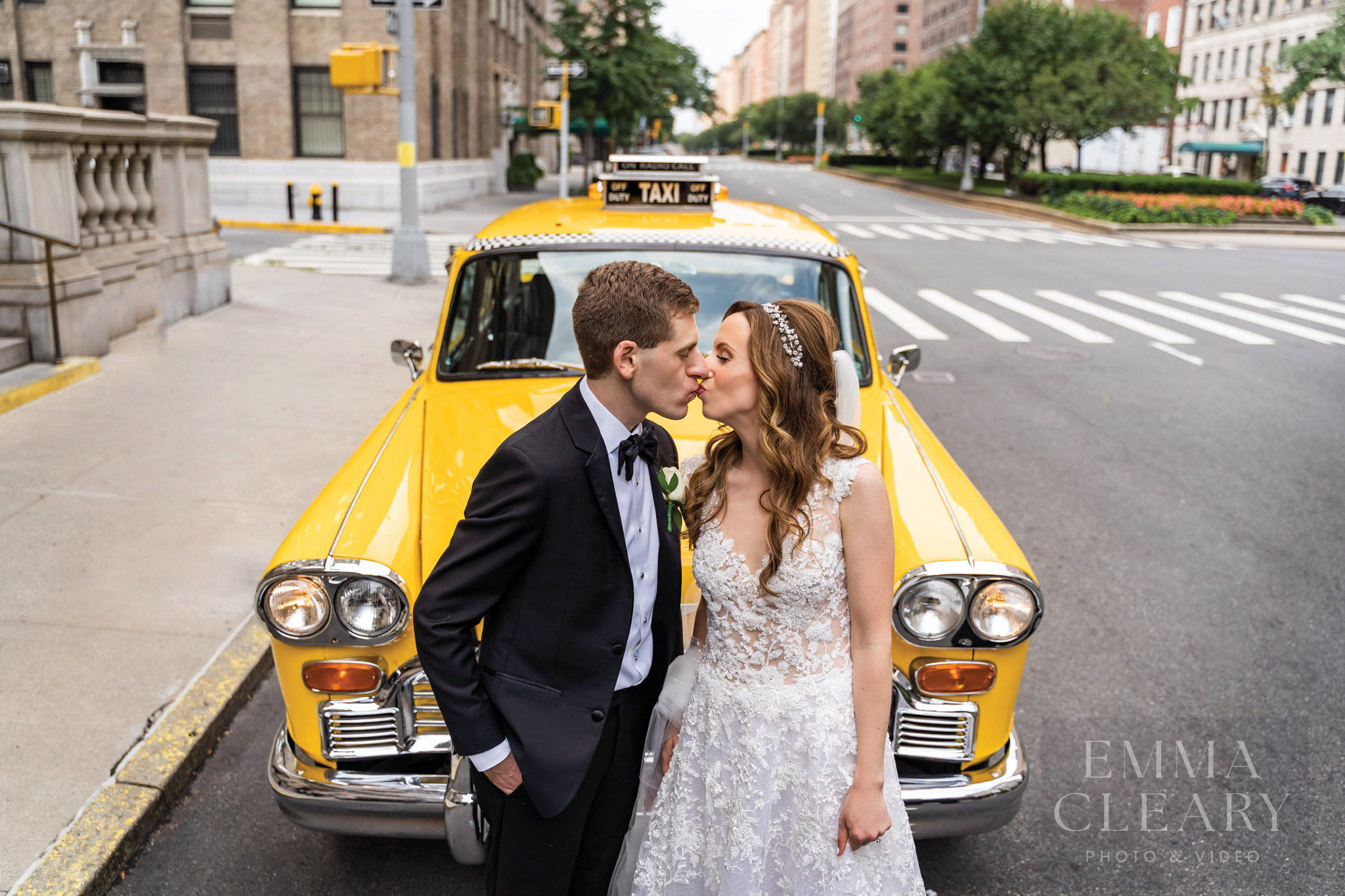 The kiss of the bride and groom
