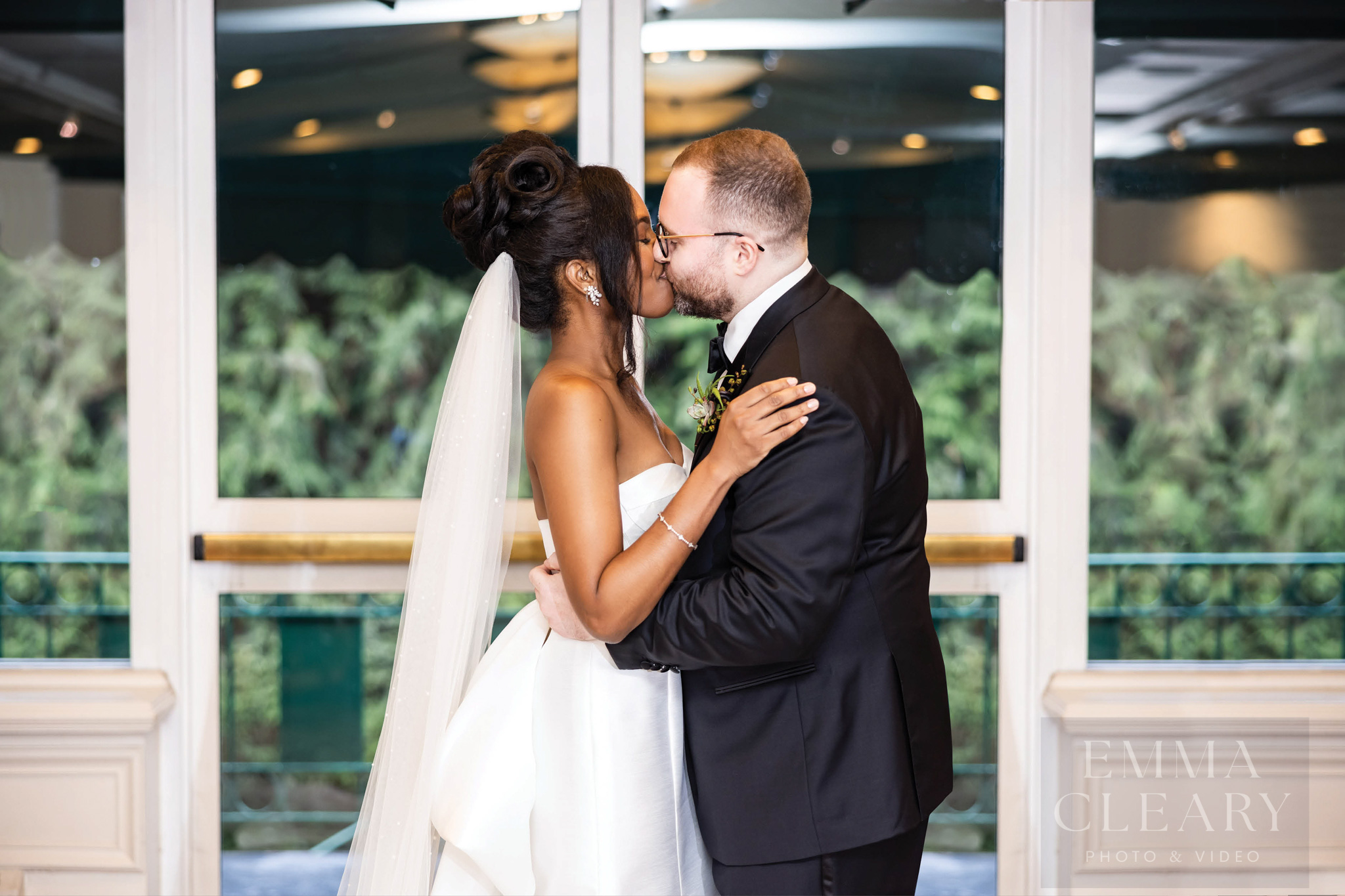 Tappan Hill Mansion Wedding kiss