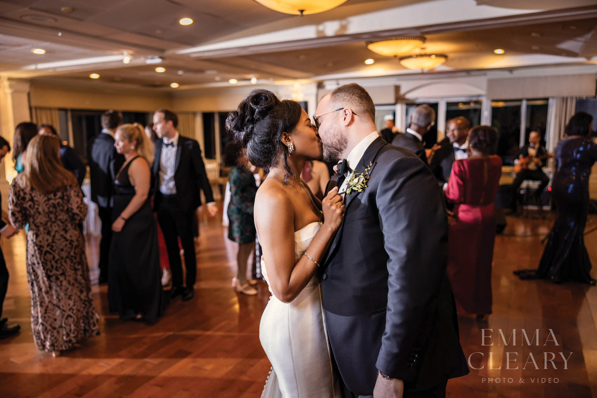 Tappan Hill Mansion Wedding kiss