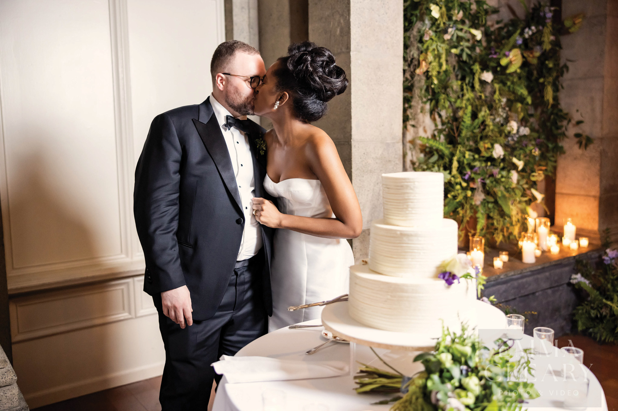 Tappan Hill Mansion Wedding kiss