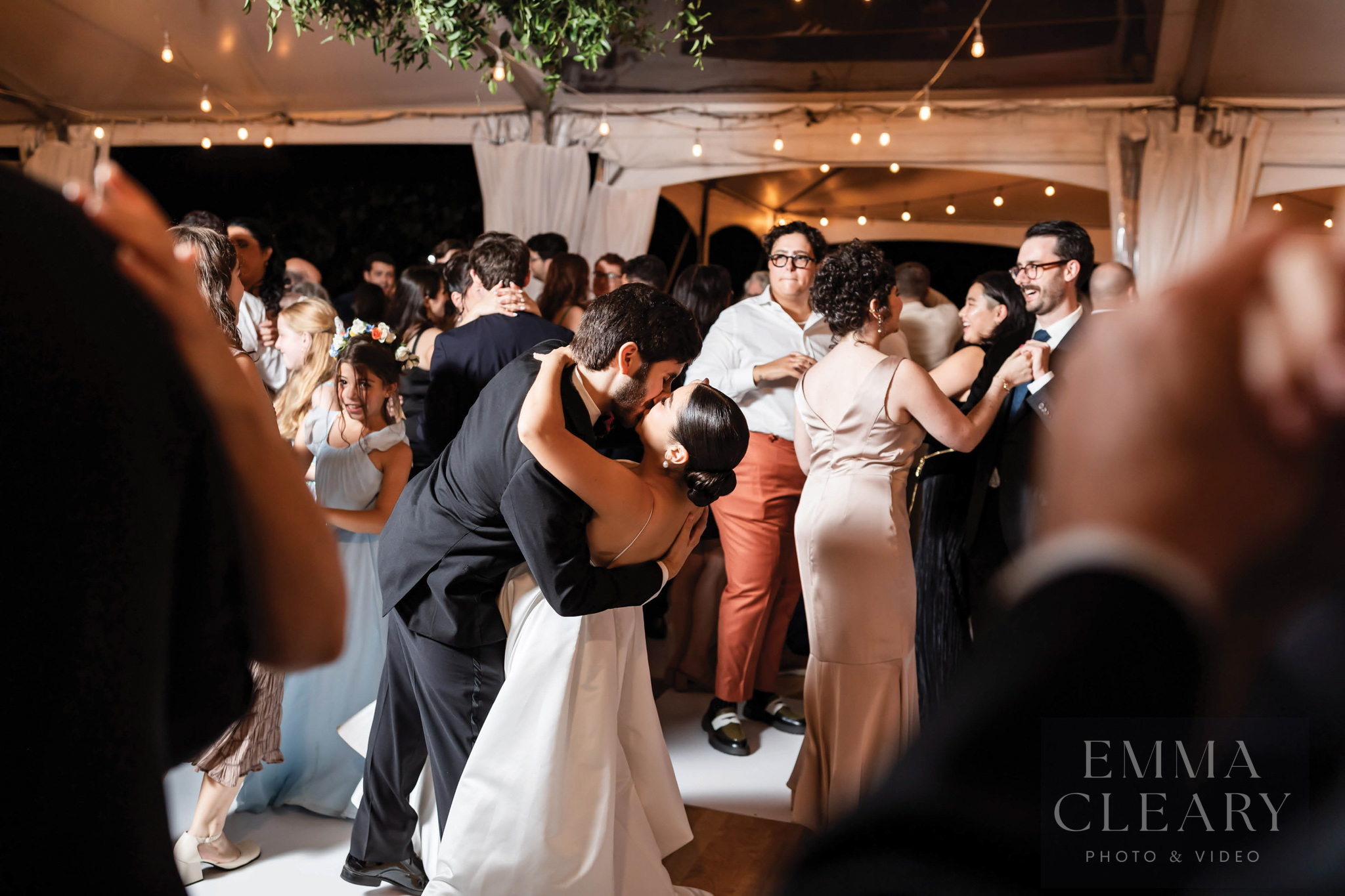 The Inn at Fernbrook Farms Wedding kiss