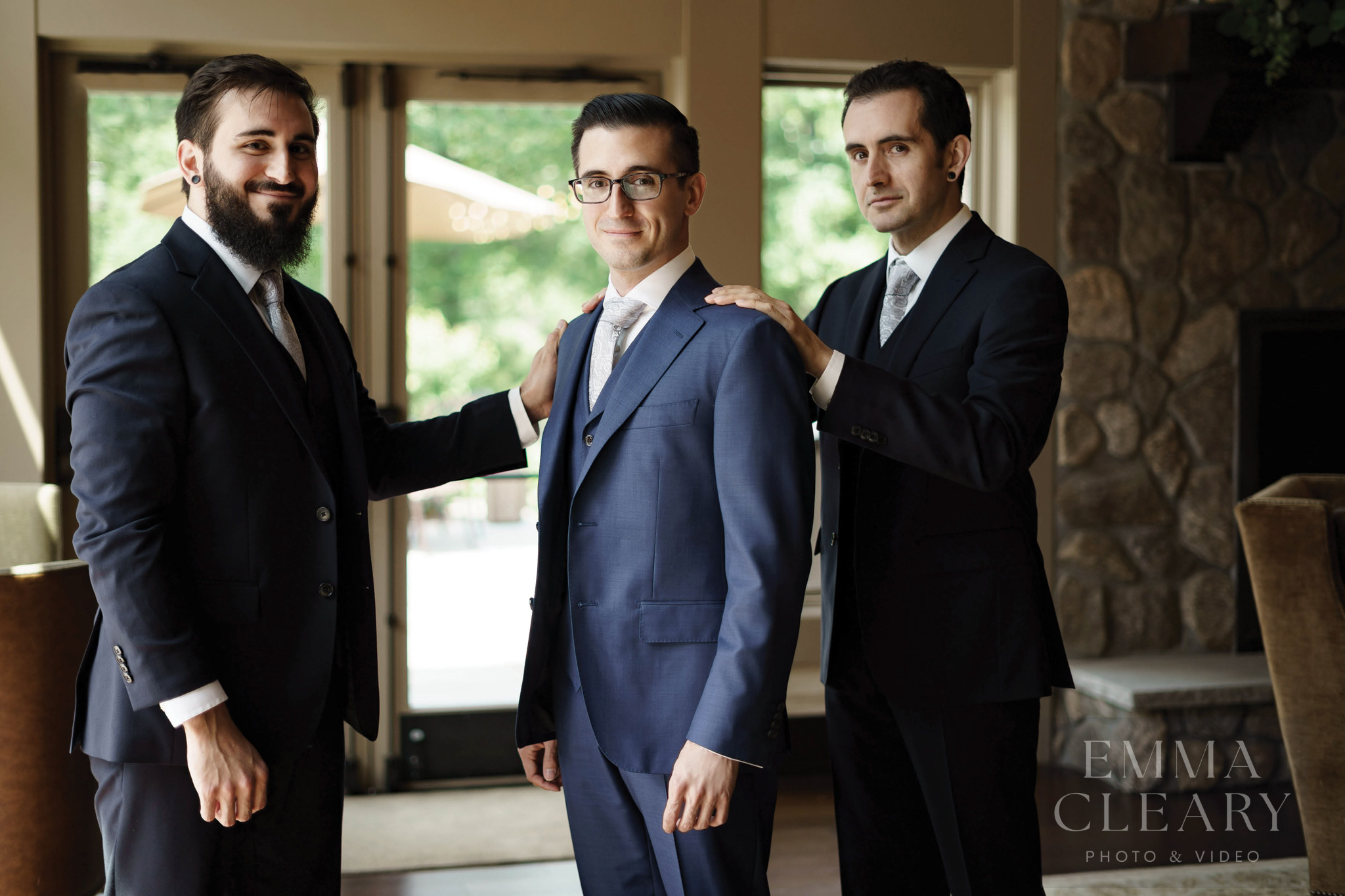 Best man helps the groom