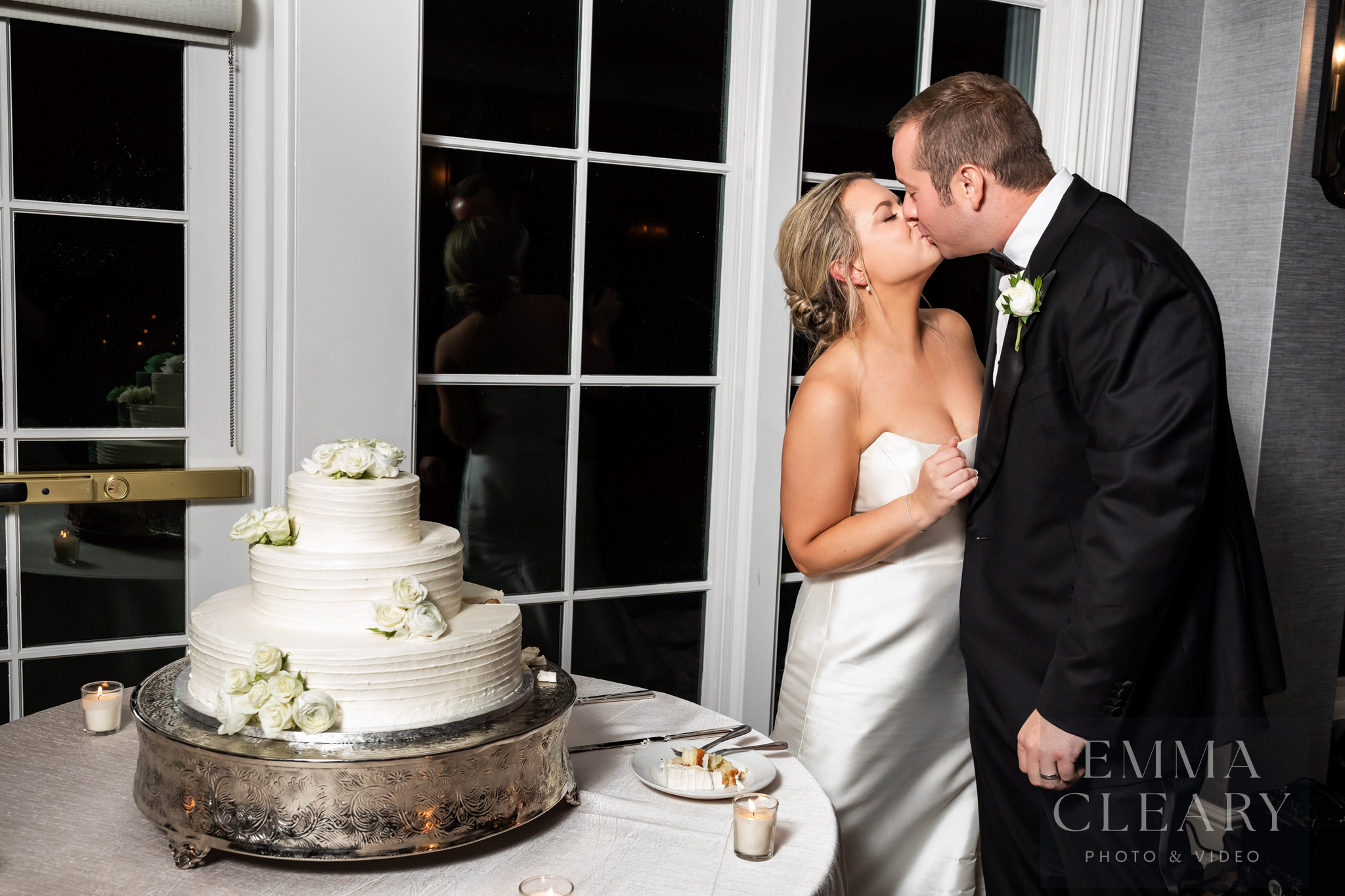 Huntington Crescent Club Wedding kiss