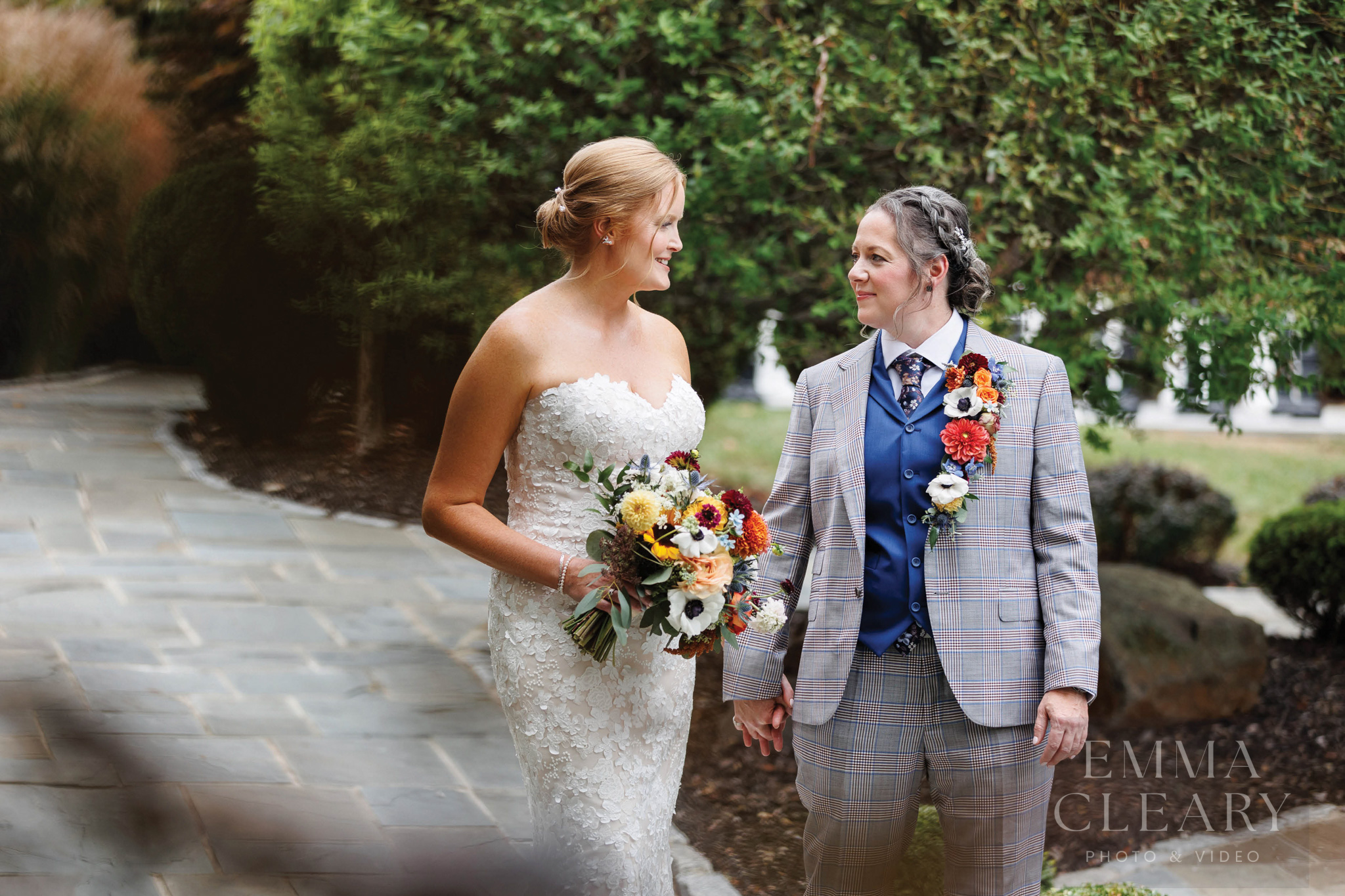 The wedding couple is walking