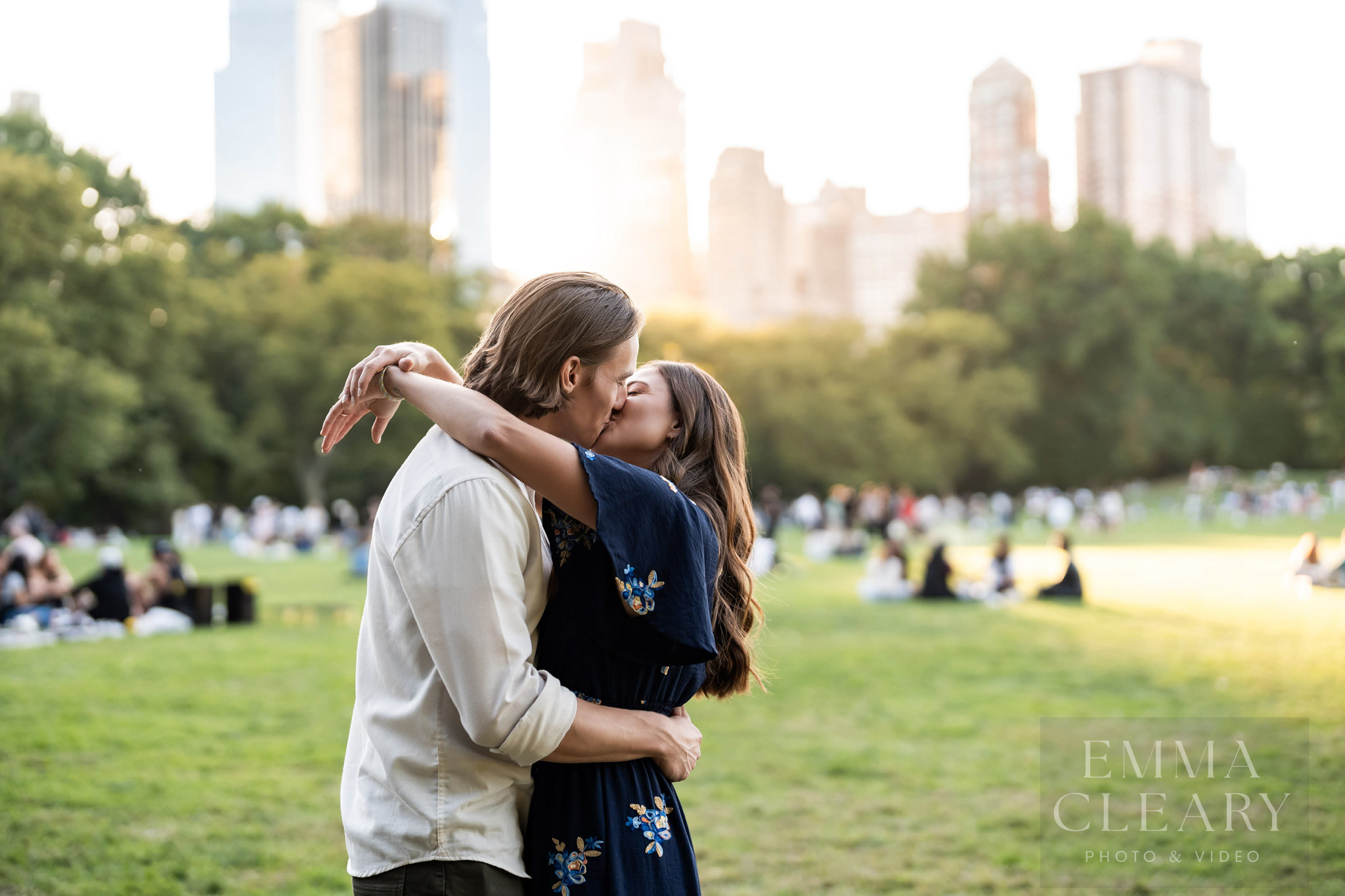 Central Park Couple's kiss