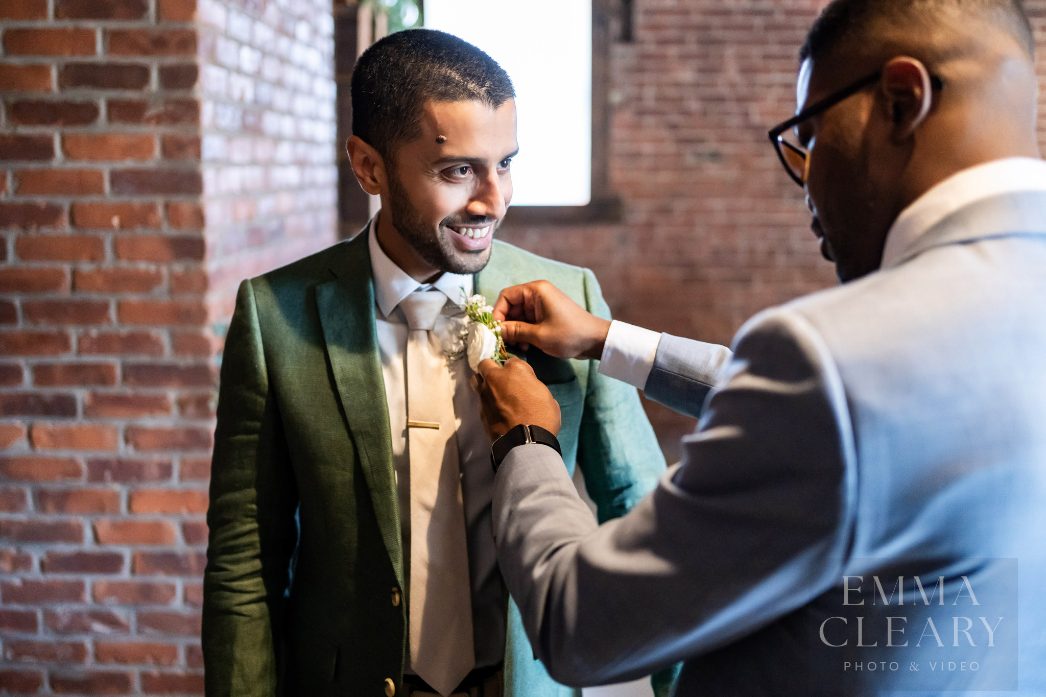 Best man helps the groom
