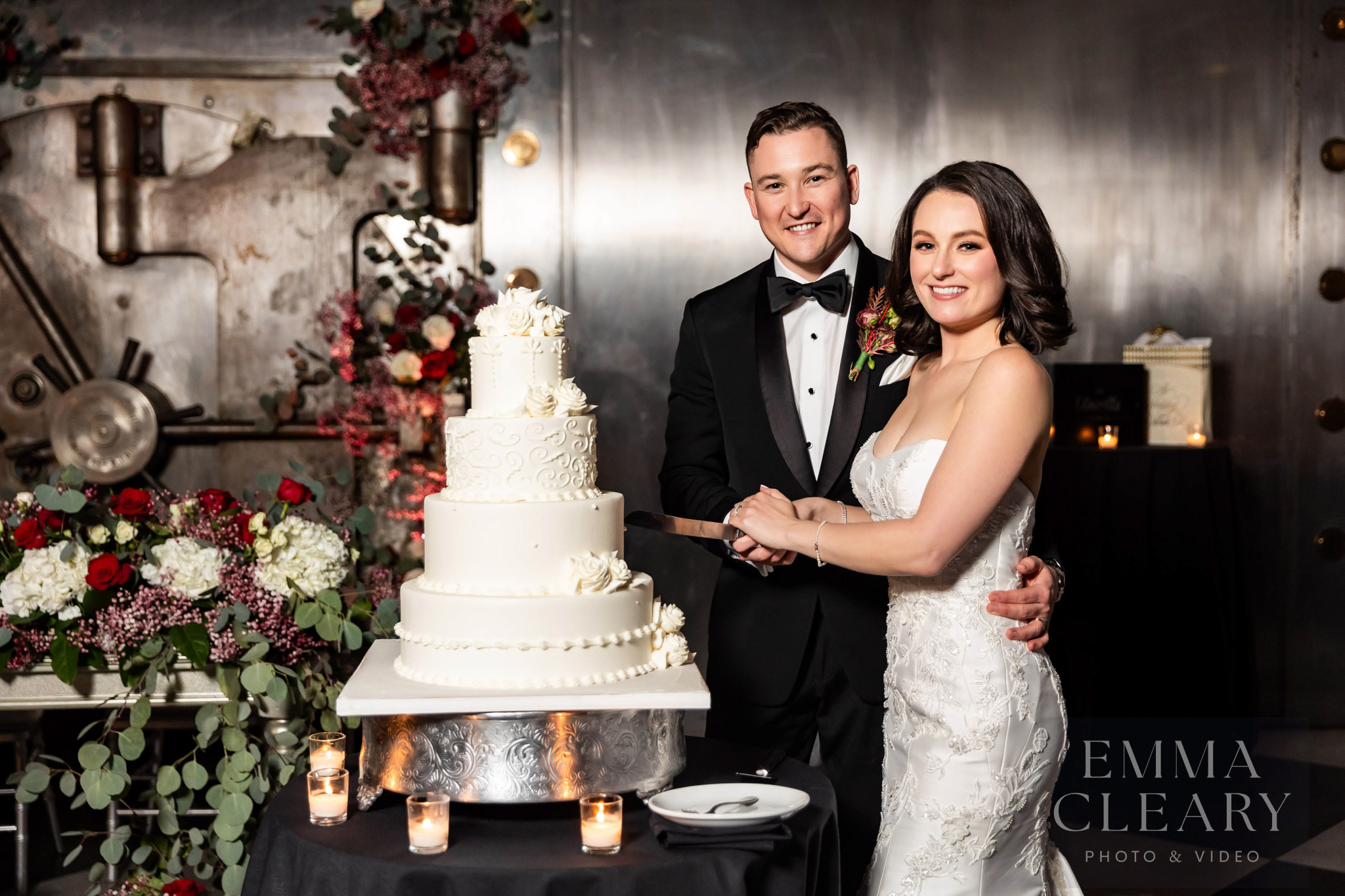 Felina Cutting a wedding cake