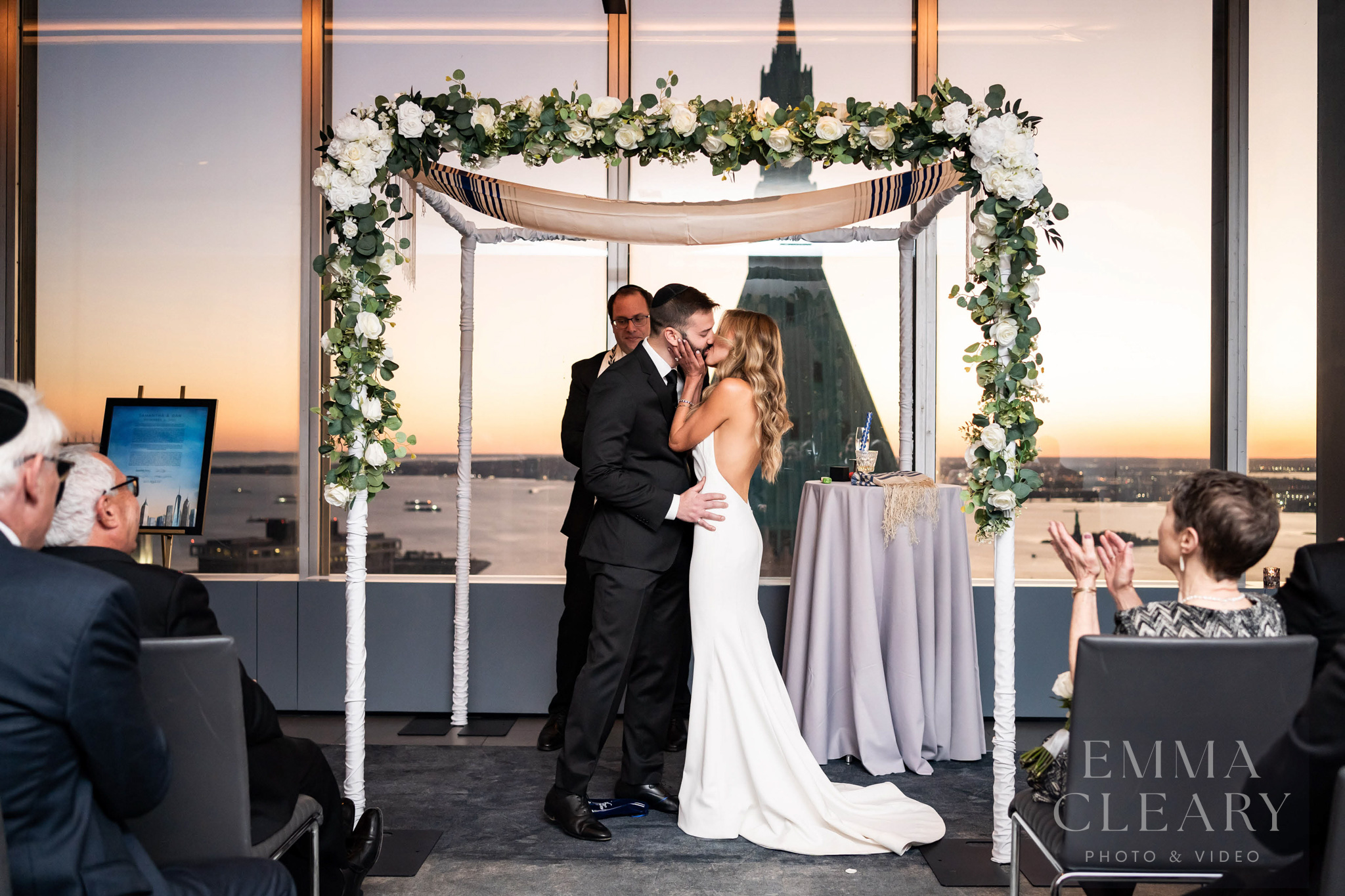 Manhatta Wedding kiss