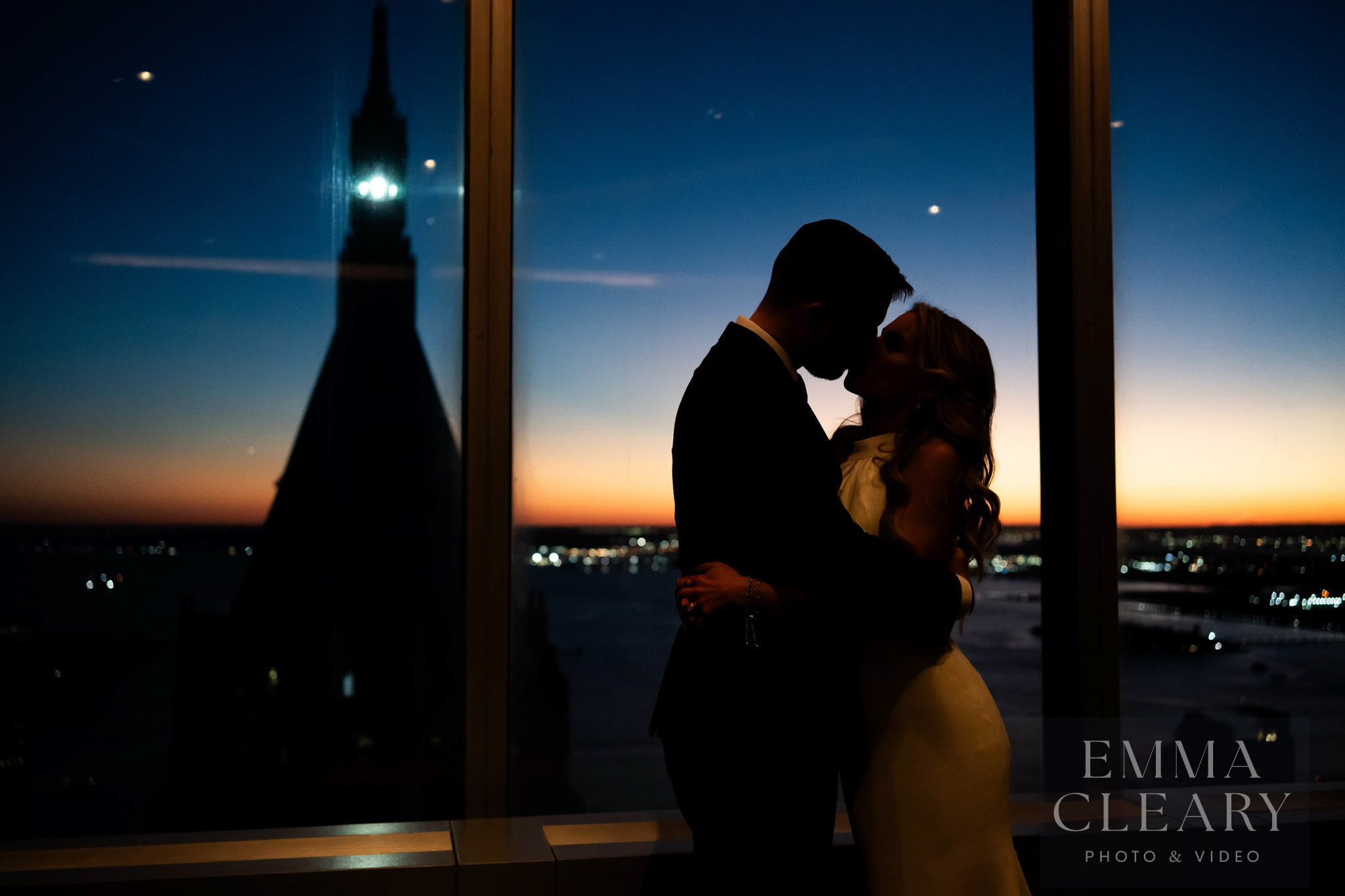 Manhatta A wedding kiss with a view of the city
