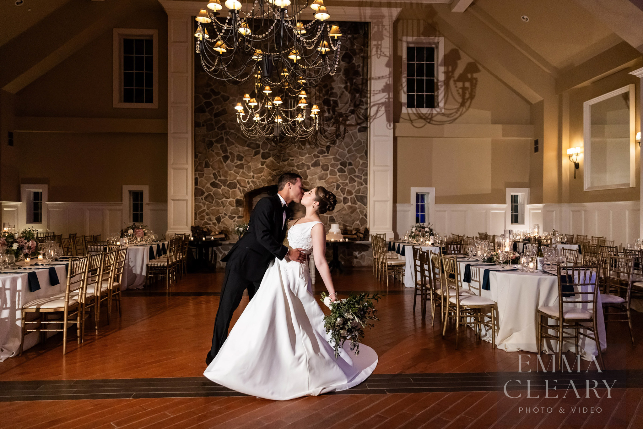 Ryland Inn Wedding kiss