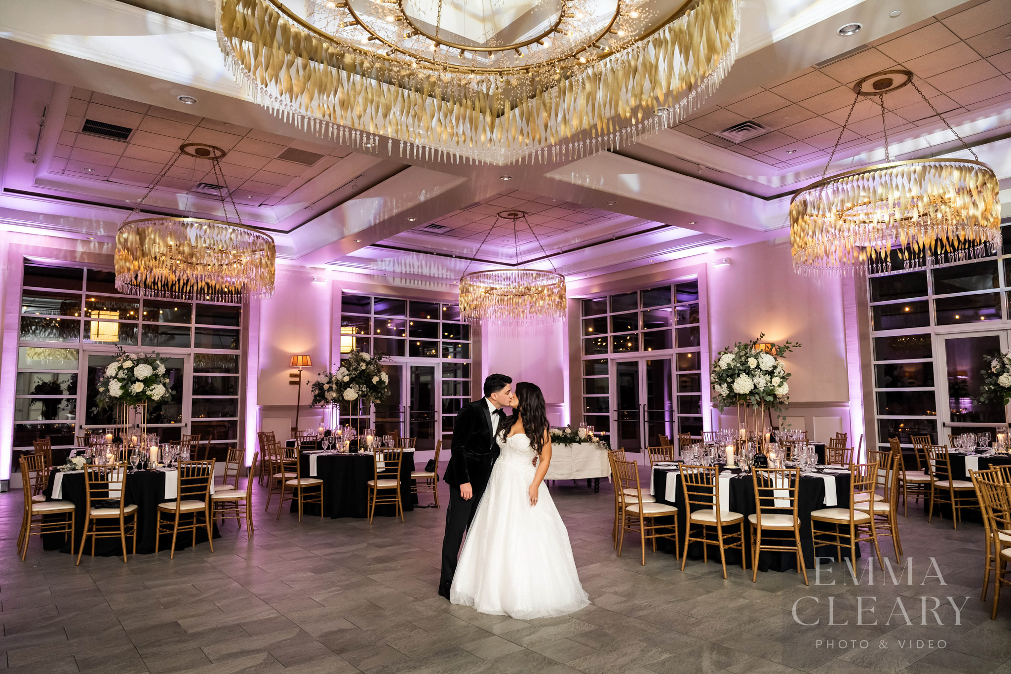 Stone House at Stirling Ridge Wedding kiss