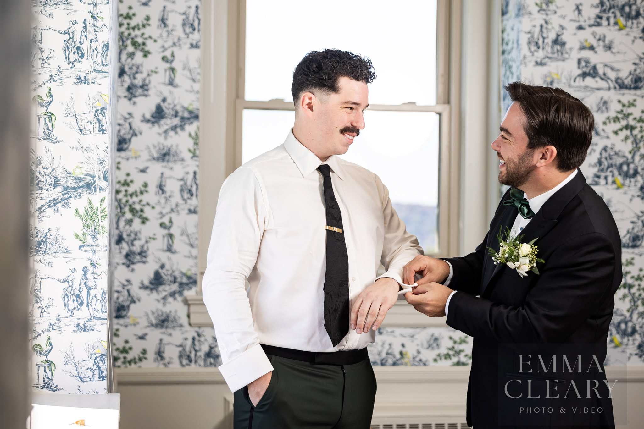 Best man helps the groom