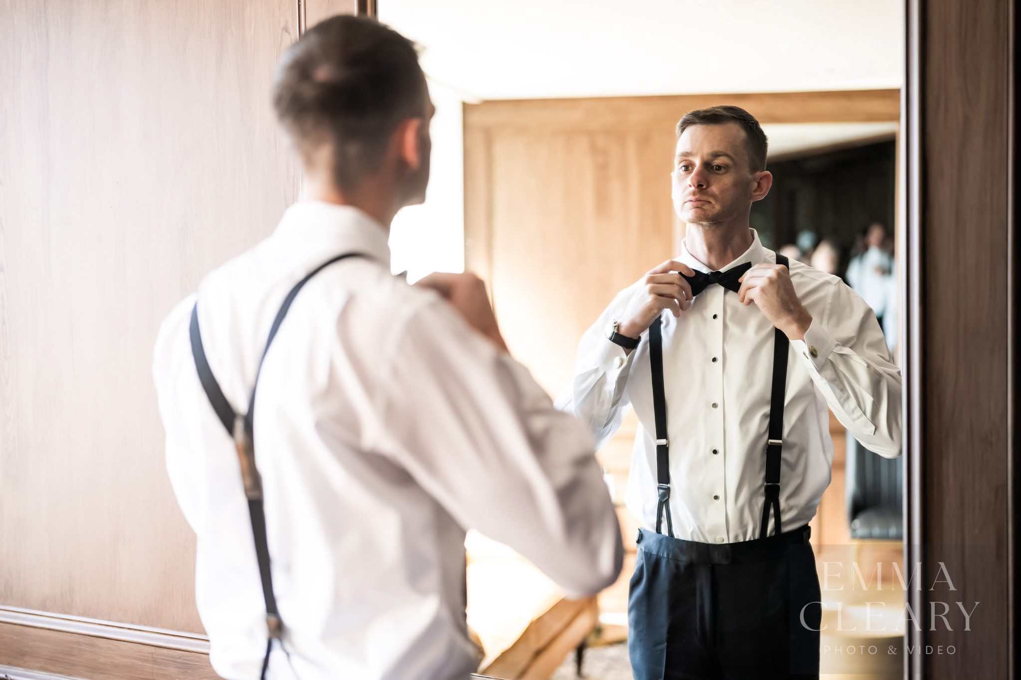 The groom at the mirror