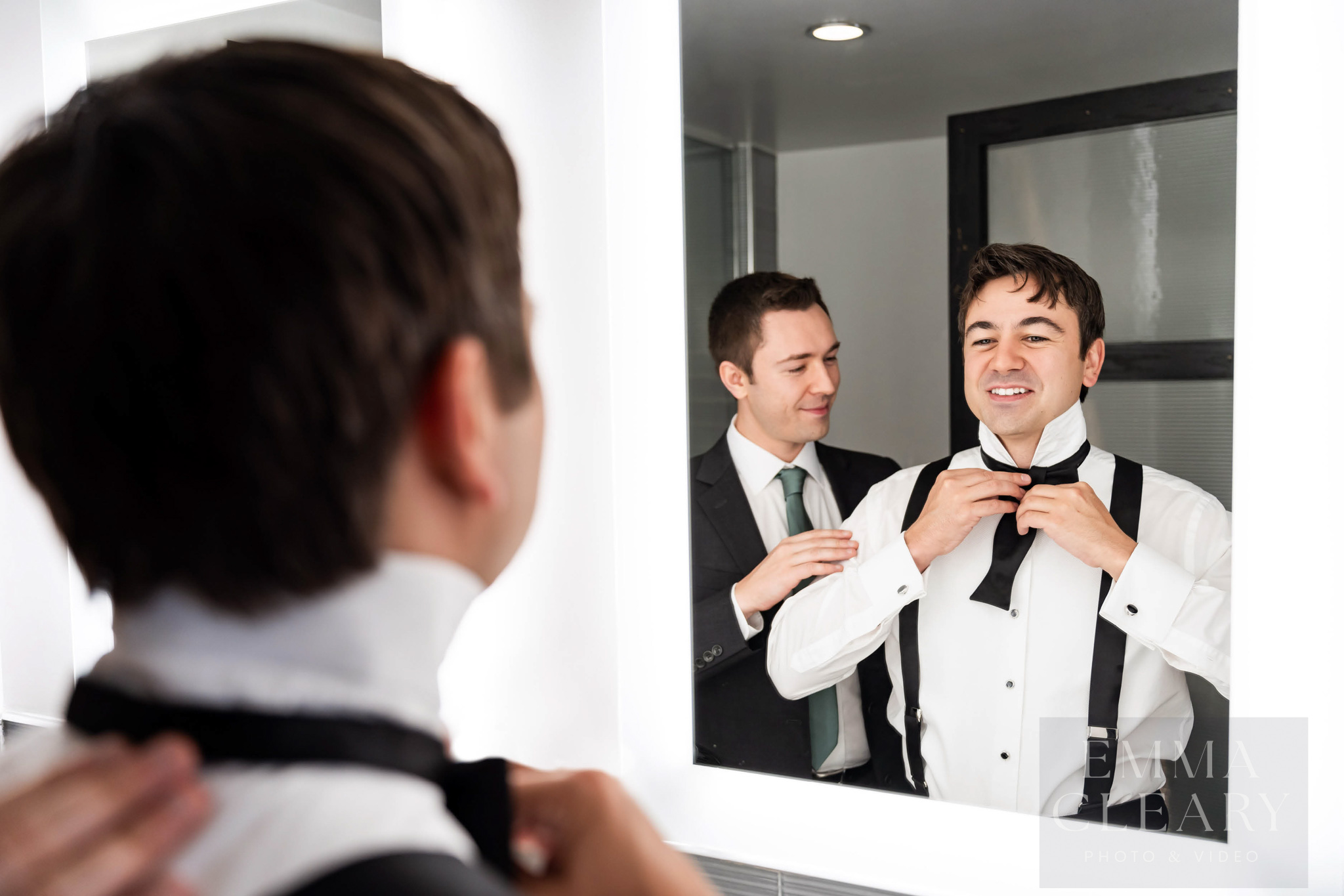 Best man helps the groom